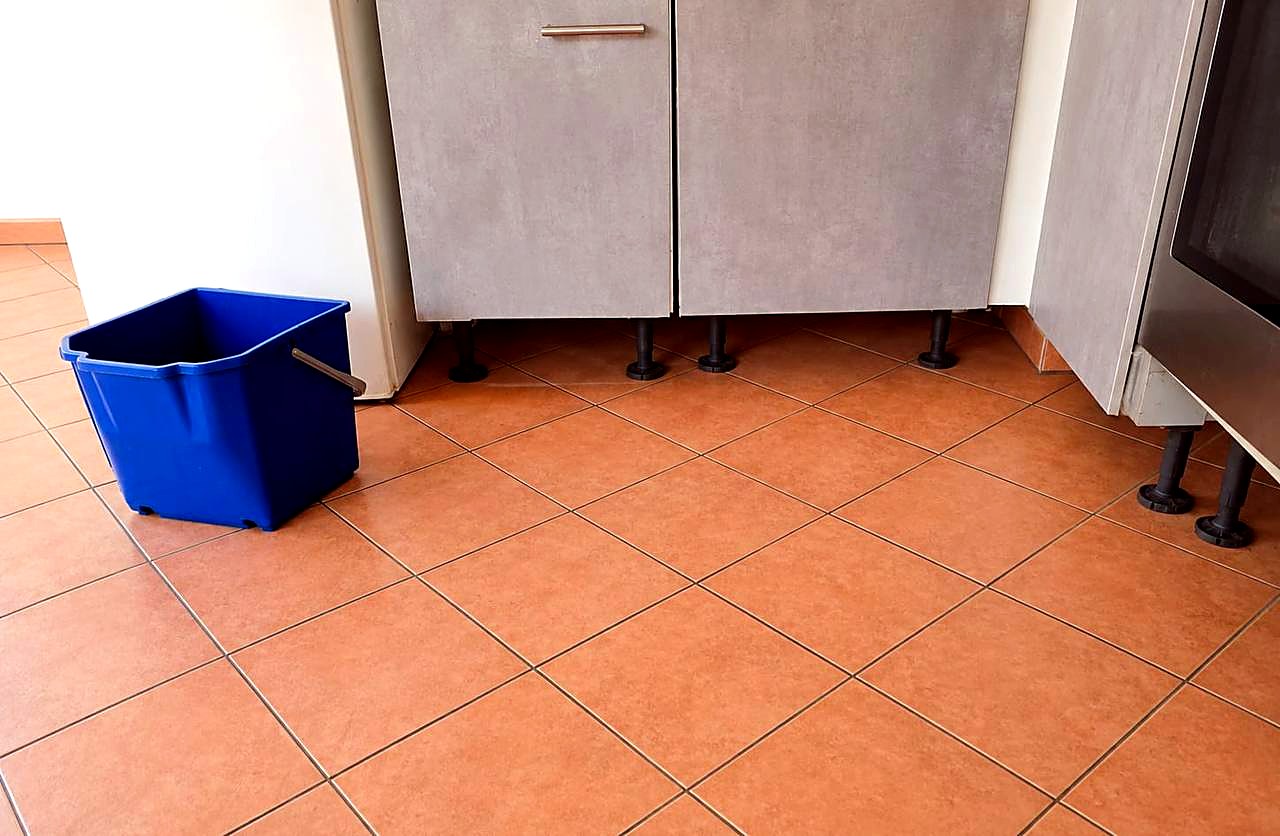 Küchenboden nach der Grundreinigung