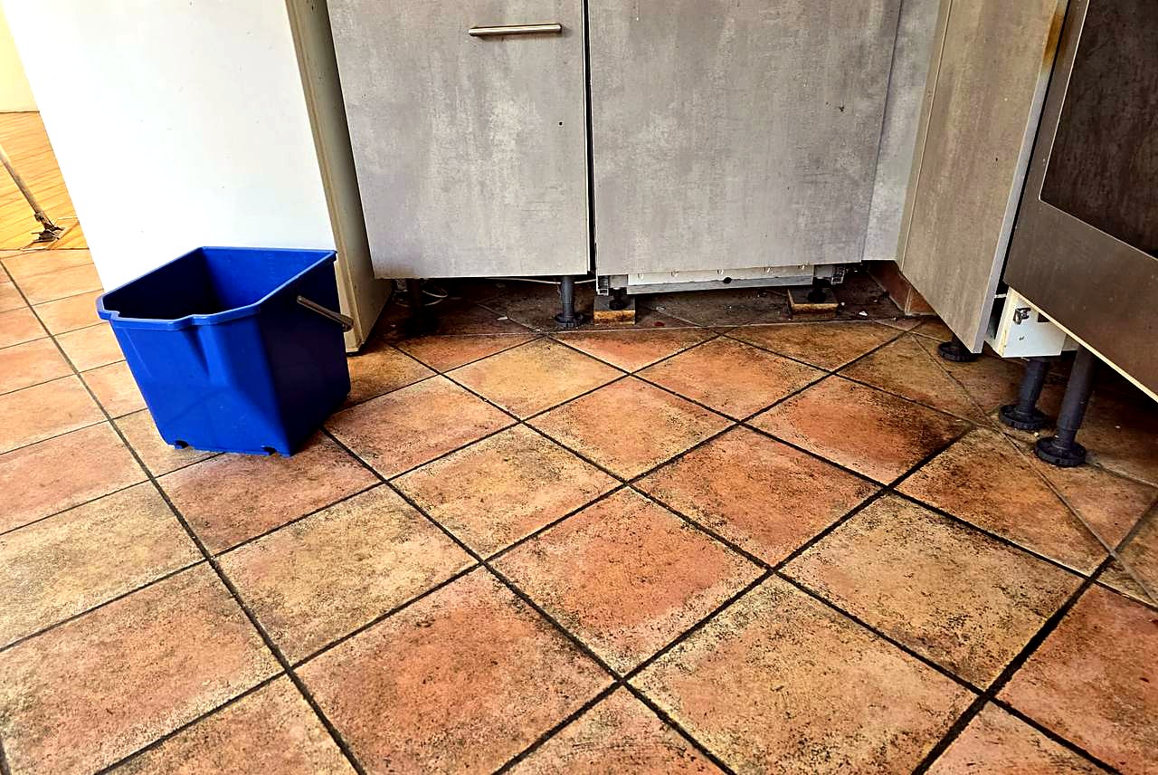 Küchenboden vor der Grundreinigung