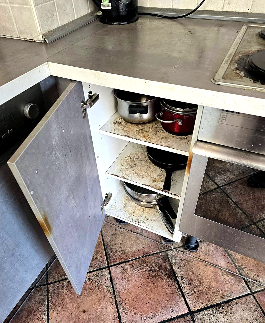Küchenschrank vor der Reinigung